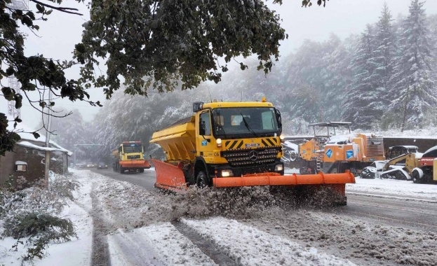 377 снегопочистващи машини обработват републиканските пътища Слаб сняг вали в