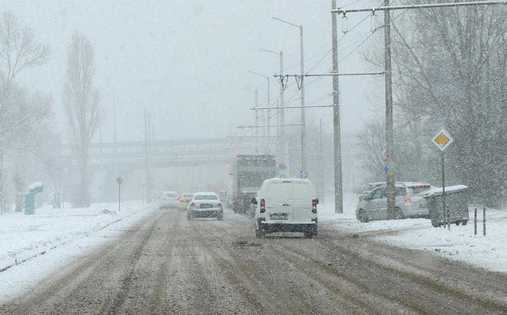 Пътните настилки в страната са предимно мокри частично заледени по