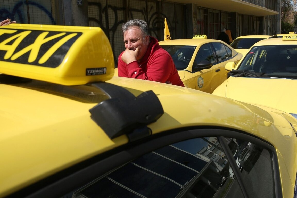 Таксиметровите тарифи в София са повишени от вчера с 18