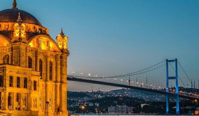 Най големият турски град Истанбул е в плен на силен