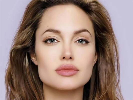 Според Page Six 50 годишната актриса е обявила за продажба