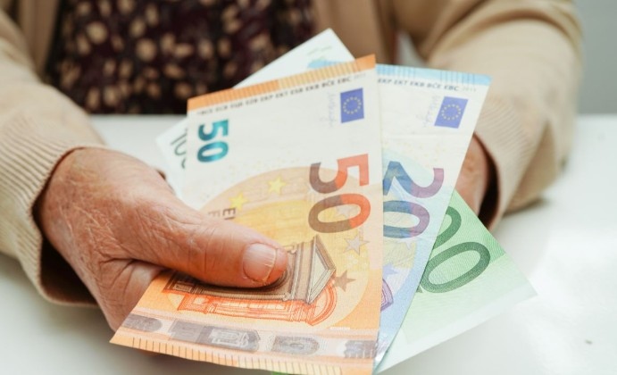 Над 2 милиона души ще получават пенсиите си в евро