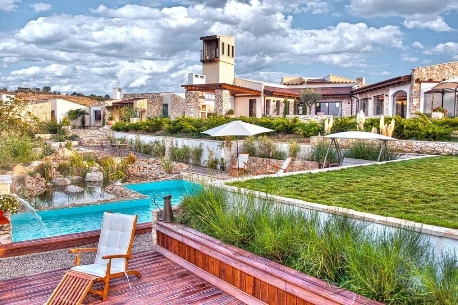 Известният социолог Кънчо Стойчев е продал изцяло петзвездния хотелския комплекс