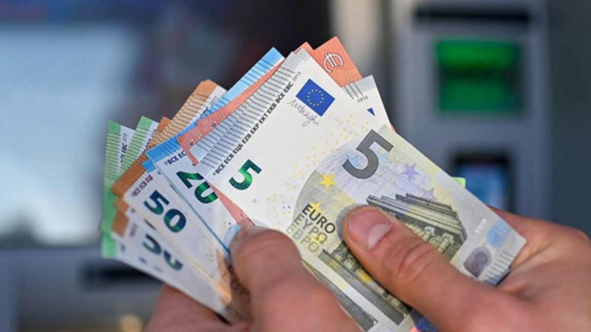 От днес започва изплащането на първите пенсии в евро  
Хората