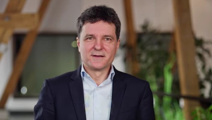 Румънският президент Никушор Дан е блокиран на летището в Париж