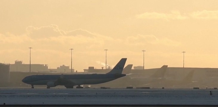 Снегът преобрази Париж в зимна картичка но това предизвика транспортен