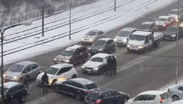 Мъжът с аудито излезе с бухалка и взе да се