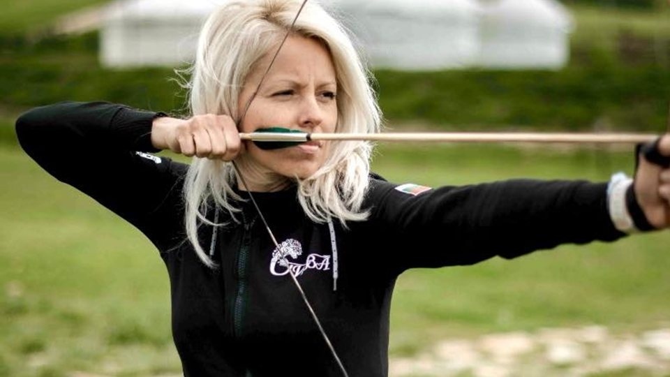 Националната агенция за приходите НАП издирва жената на депутата Ивелин