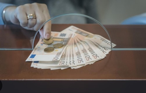 Заради въвеждането на еврото и увеличения брой клиенти обменящи левове