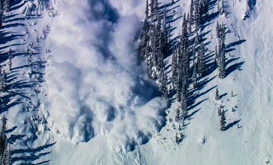 Очакваните мразовито време силни ветрове и нови снеговалежи ще създадат сериозни рискове