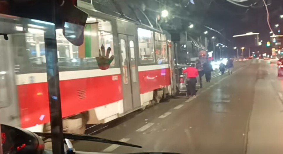 Трамвай и лек автомобил се сблъскаха на бул Възкресение в