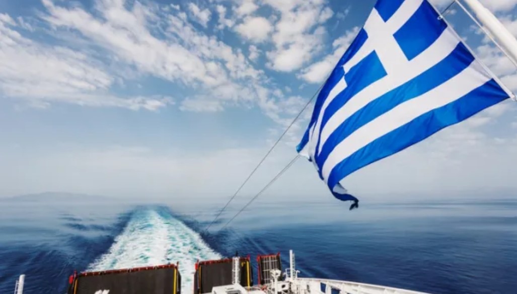 Фериботните услуги в цяла Гърция остават преустановени заради бурни метеорологични