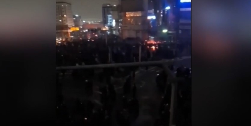 Най малко 116 е броят на жертвите при продължаващите вече