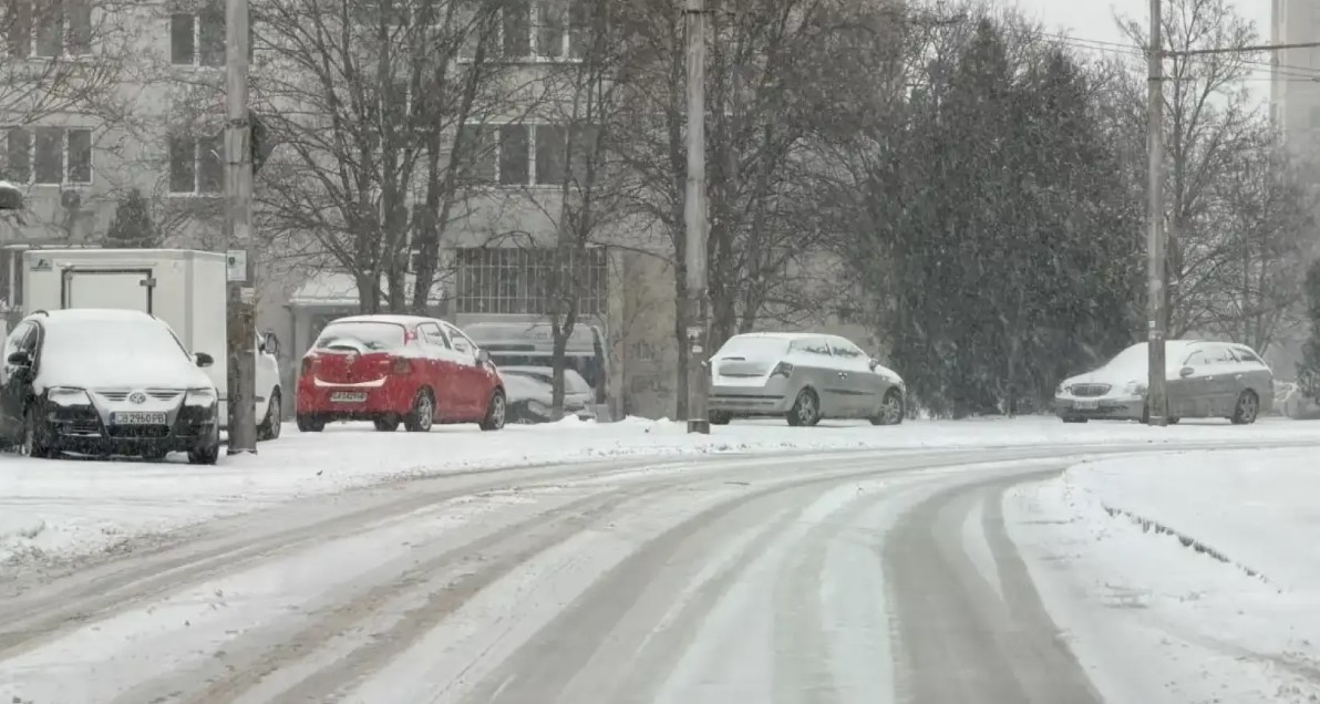 Внимание лед по улиците и тротоарите в гр София кв