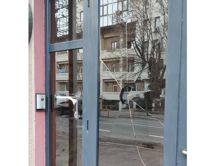 Неизвестно лице е извършило нападение над българското посолство в Скопие