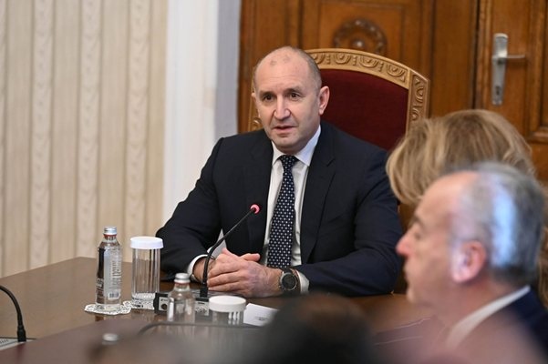 Премиерът в оставка Росен Желязковизненадващо се яви в президентството за да