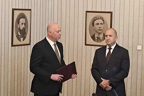 Премиерът в оставка Росен Желязковизненадващо се яви в президентството за да
