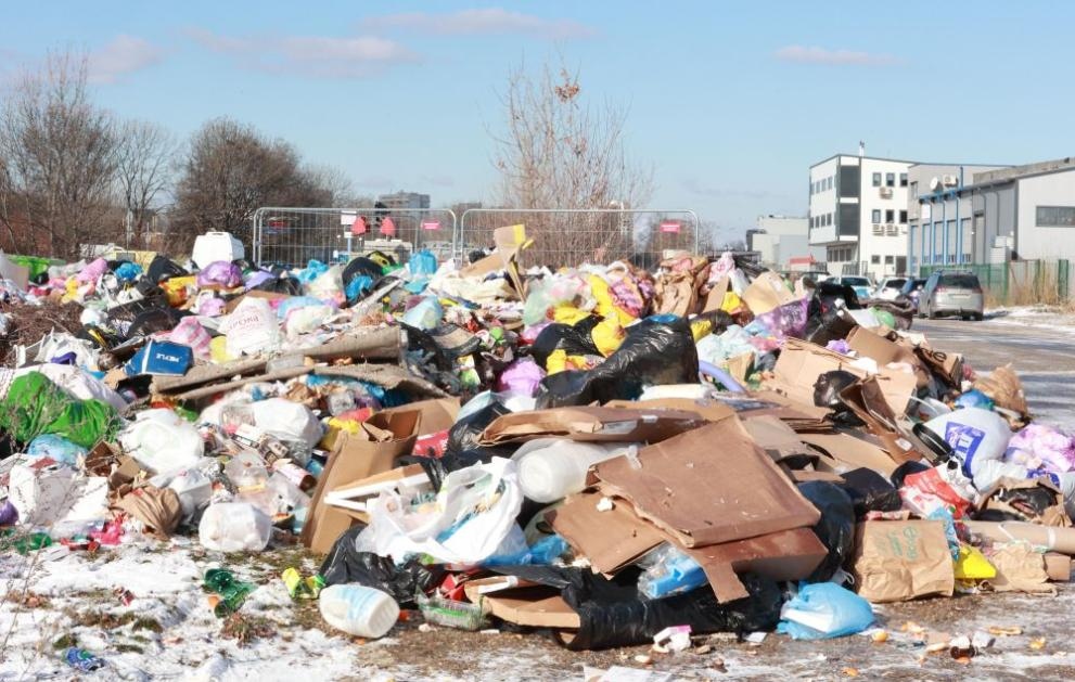 Терен до борсата в столичния район Слатина се е превърнал