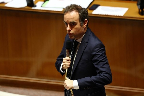 Правителството на френския премиер Себастиен Льокорню оцеля след втори вот