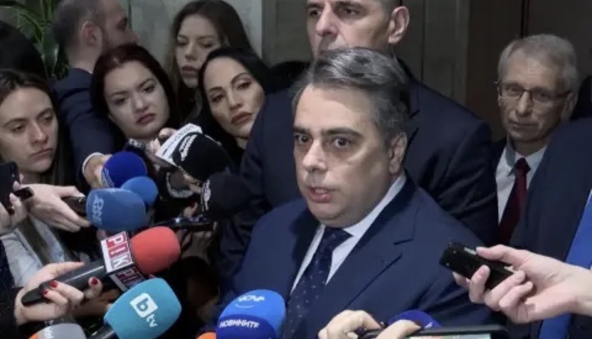 В удължителния закон е записано че заплатите в обществения сектор