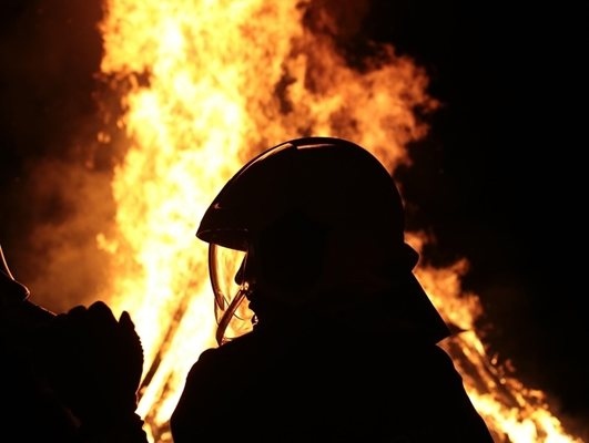 Трима души са загинали при голям пожар в столичния кв