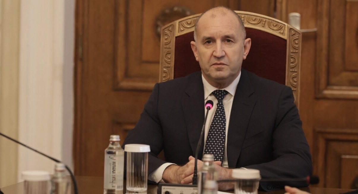 Държавният глава Румен Радев връчва третия проучвателен мандат за съставяне