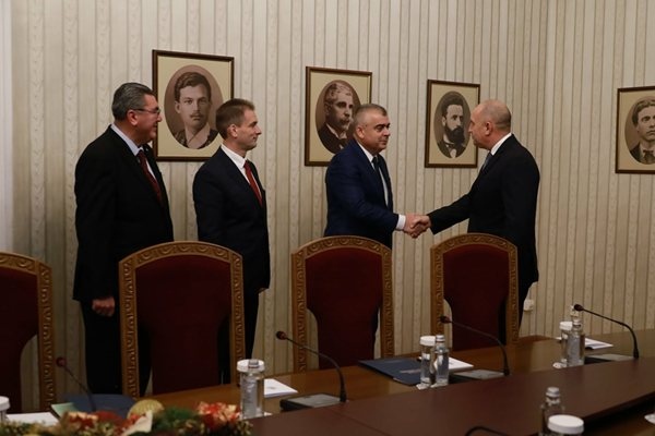 Президентът Румен Радев връчи третия мандат на шефът на парламентарната група на