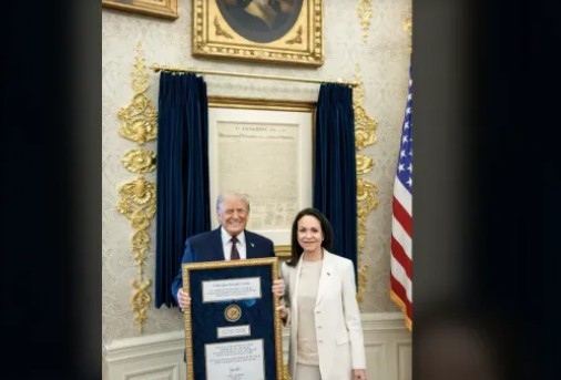 Венецуелската опозиционна лидерка Мария Корина Мачадо подари медала от своята