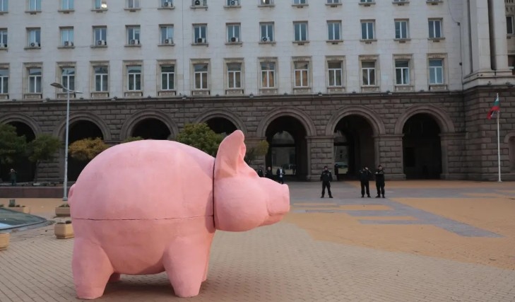 Скулптурата на прасето която стана символ на най големите протести