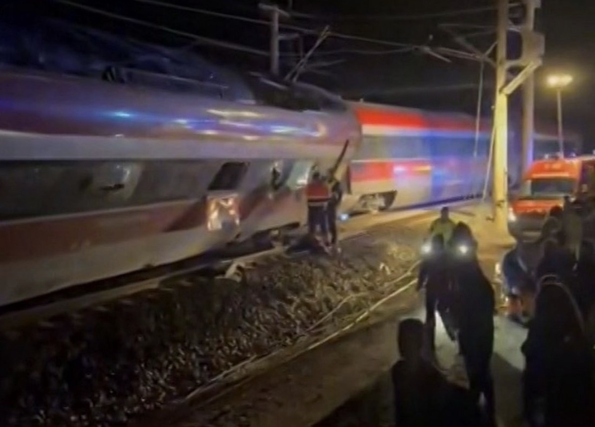 Най малко 21 са жертвите на катастрофата между високоскоростни влакове