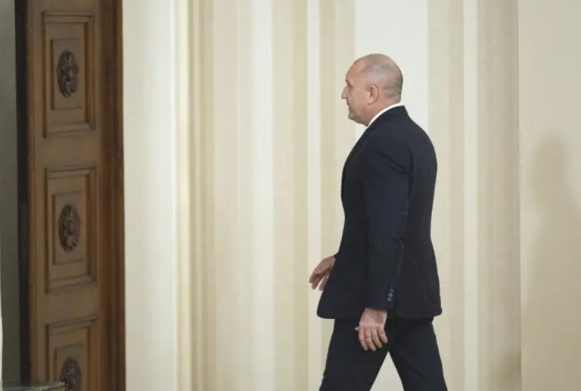 Оставката на президента Румен Радев е внесена в Конституционния съд