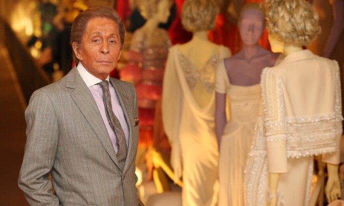 Рим отдава последната си почит на легендарния дизайнер Валентино който превърна своите