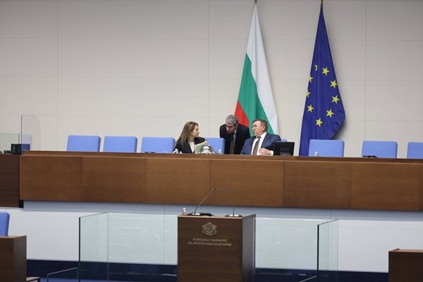 Твърде малко депутати се оказаха в пленарната зала тази сутрин