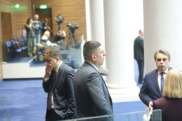 Прекратиха заседанието на парламента заради липса на кворум и така