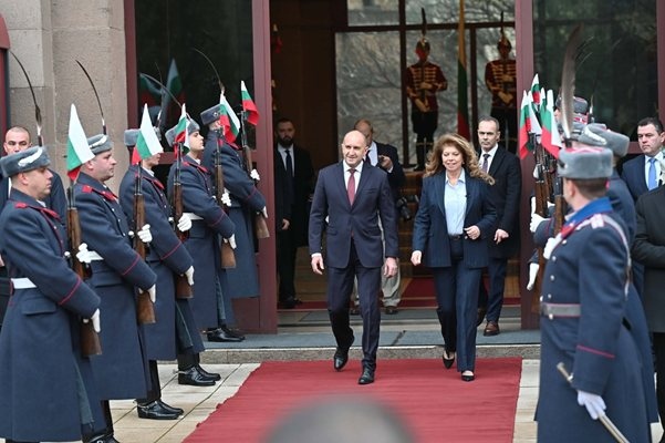 Румен Радев напусна президентството след като вече официално не е президент