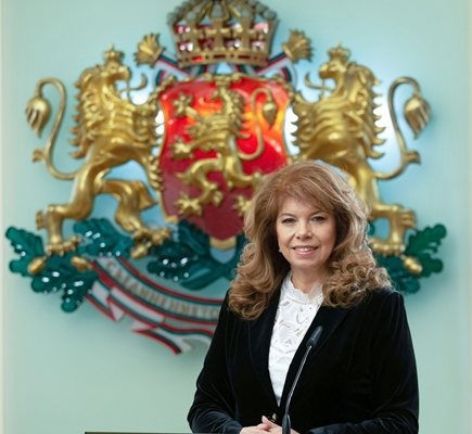 Илияна Йотова е първата жена президент на България Официално тя зае