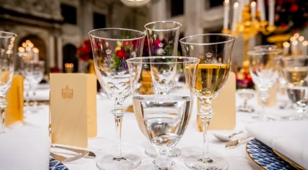 Британският крал е забранил на трапезата около него да има три