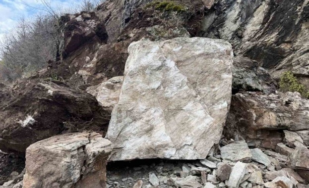 Свлачище затвори прохода Троян Кърнаре във вторник сутринта Срутването е