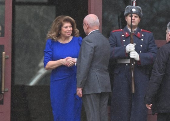 Президентът Илияна Йотова посрещна и шефа на БНБ Димитър Радев на входа на президентството