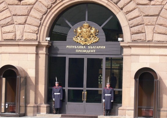 След четири пъти не и един път да за служебен