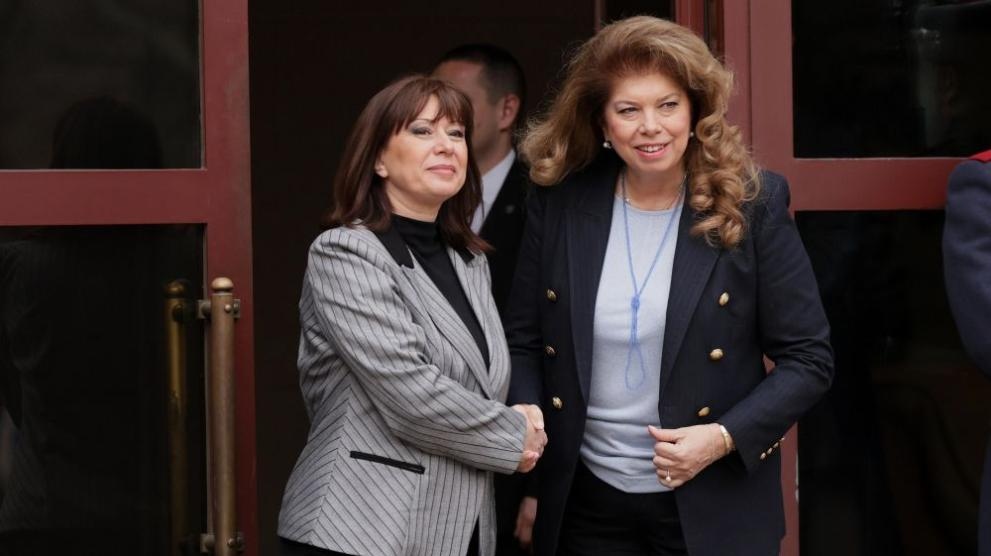 Омбудсманът Велислава Делчева пристигна на Дондуков 2 за среща с