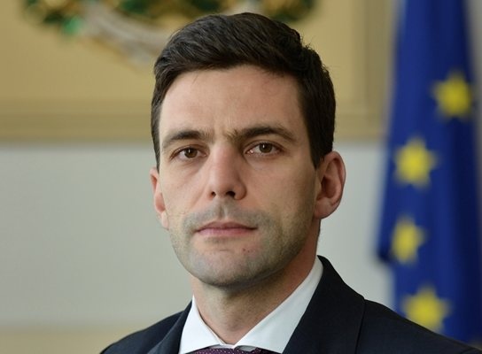 Никола Минчев представител на ПП ДБ коментира в студиото на