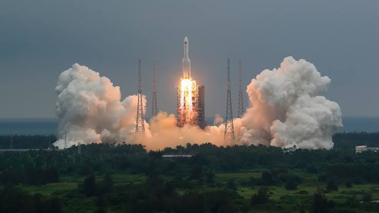 Неконтролирана китайска ракета ZQ 3 R B се очаква да