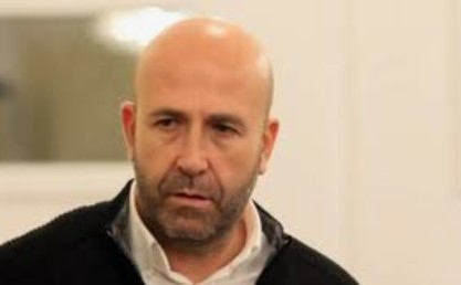 Вместо улиците да диктува на слабите и гузни политици се