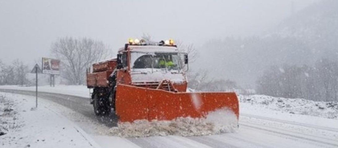 290 снегопочистващи машини обработват настилките по републиканските пътища Трасетата са