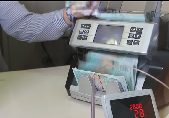 От полунощ на 1 февруари неделя левът отиде в историята