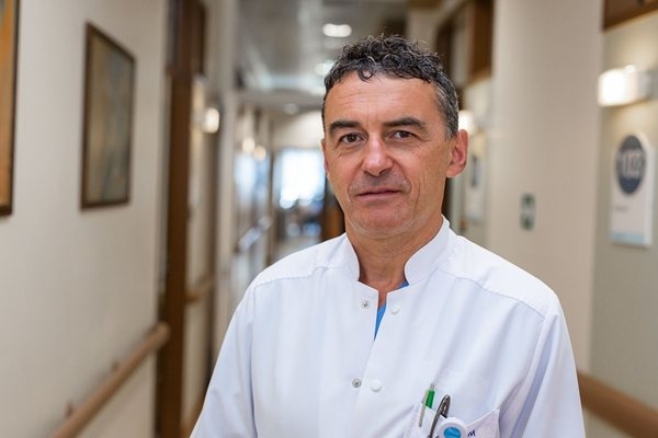 Изкуственият интелект дефибрилаторите на публични места в ни води той