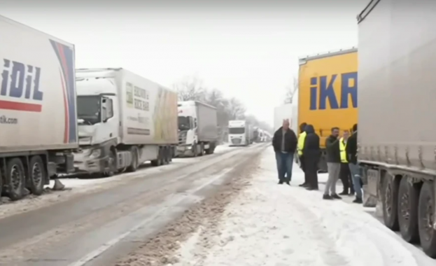 Стотици шофьори са в снежен капан в Монтанско пътят към