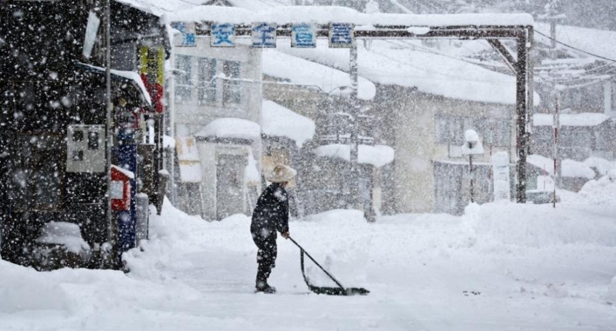 Обилни снеговалежи отнеха живота на 30 души в Япония през