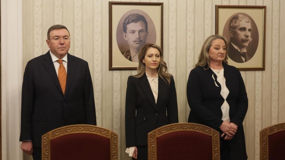 ГЕРБ СДС предлагат на президента Илияна Йотова нов избор за